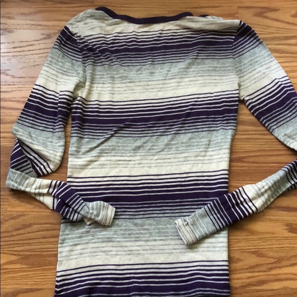 Old Navy women’s small tee - Picture 4 of 4